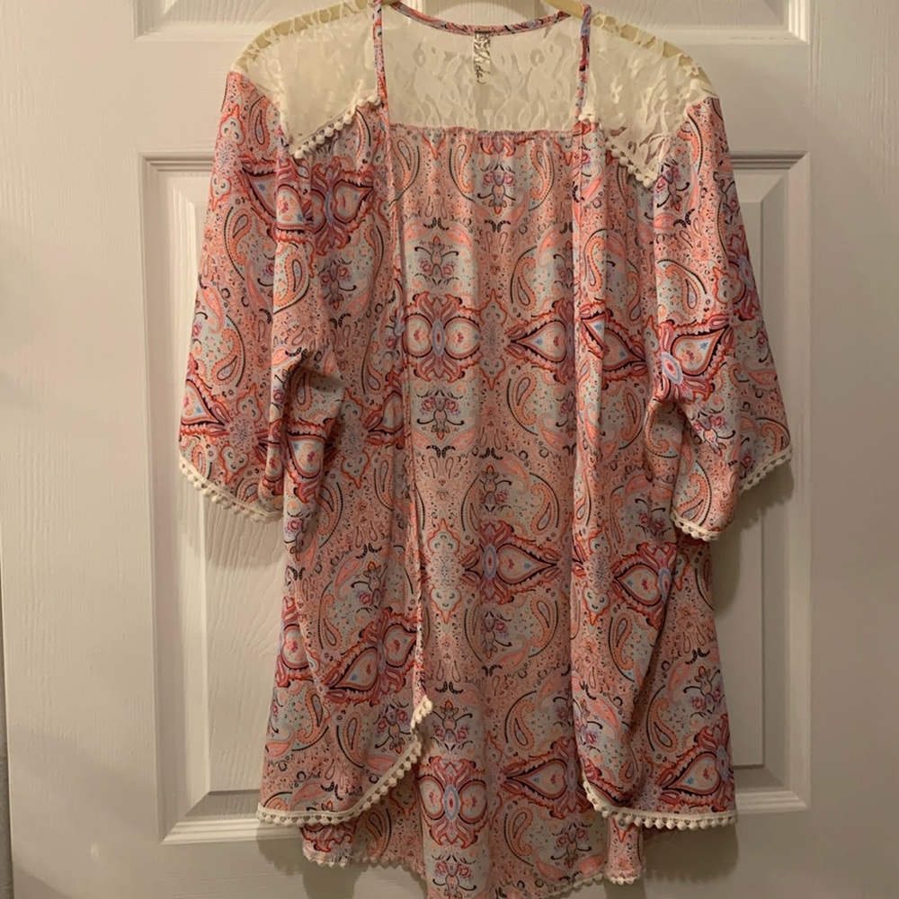 BELLA D KIMONO TOP SZ M SEMI-SHEER PEACH/BLUES LACE INSET/RIC-RACK TRIM HI-LO